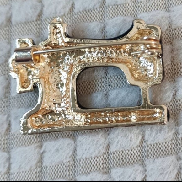 BNIB Elegant Vintage Style Sewing Machine Rhinestone Brooch Gold Tone - Picture 2 of 3